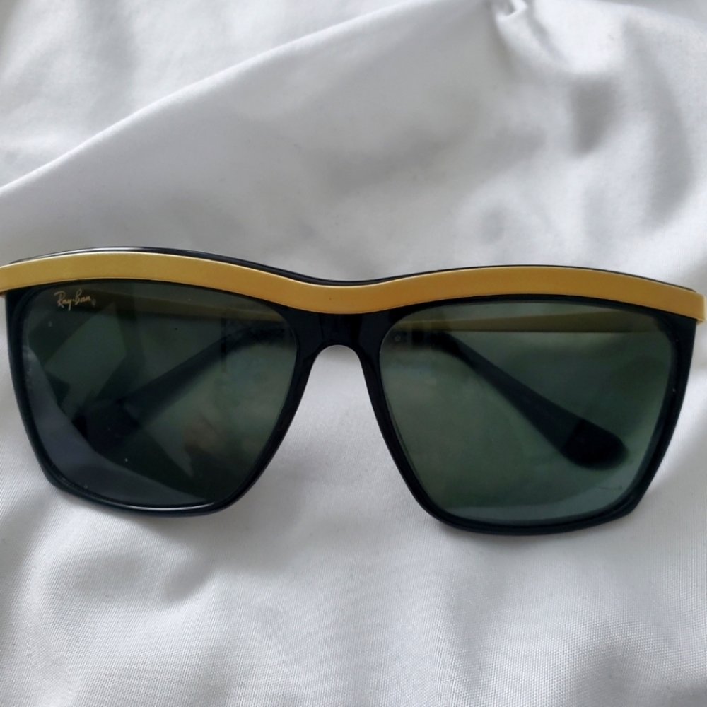 Authentic Vintage Ray-Ban in good condition Black and Gold